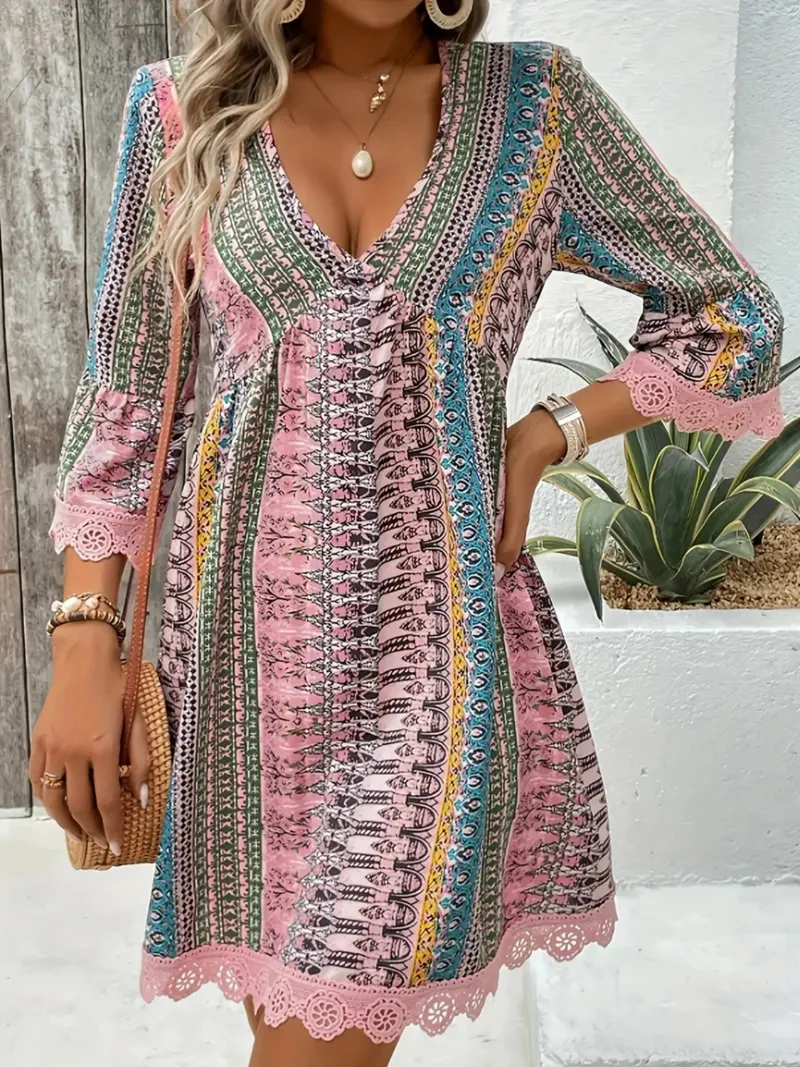 Robe imprimée à col en V et manches 3/4 avec bordure en dentelle