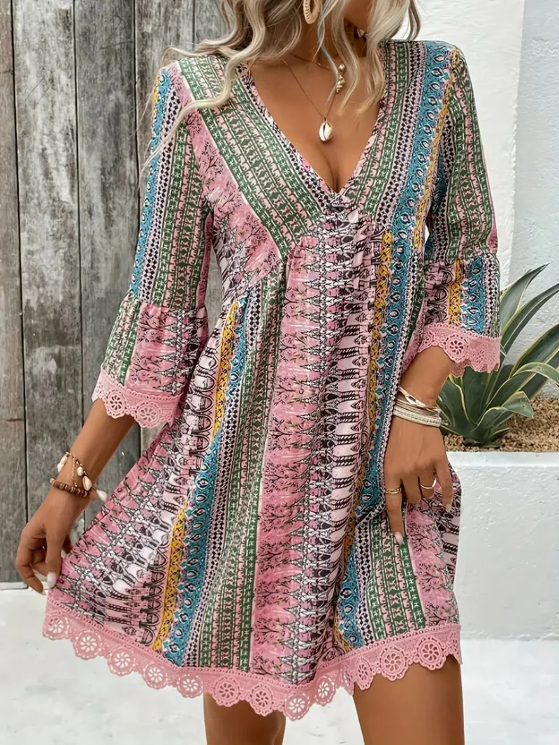 Robe imprimée à col en V et manches 3/4 avec bordure en dentelle