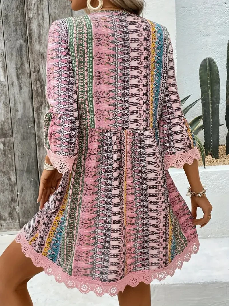 Robe imprimée à col en V et manches 3/4 avec bordure en dentelle