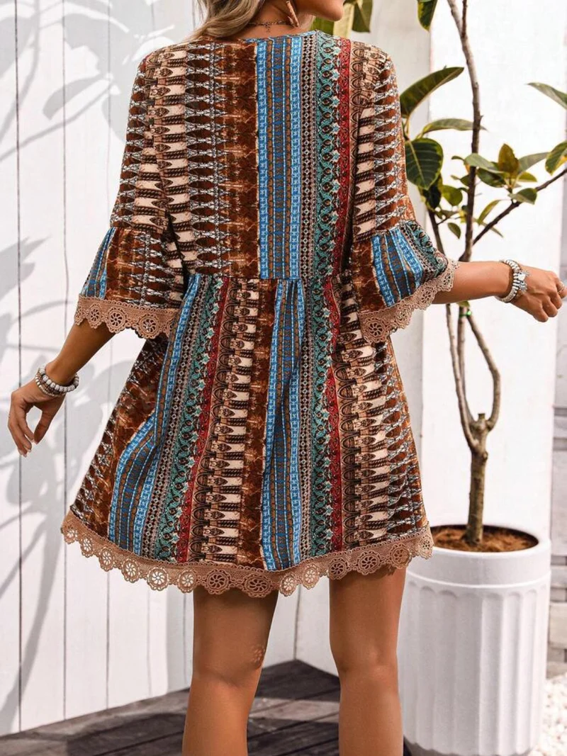 Robe imprimée à col en V et manches 3/4 avec bordure en dentelle