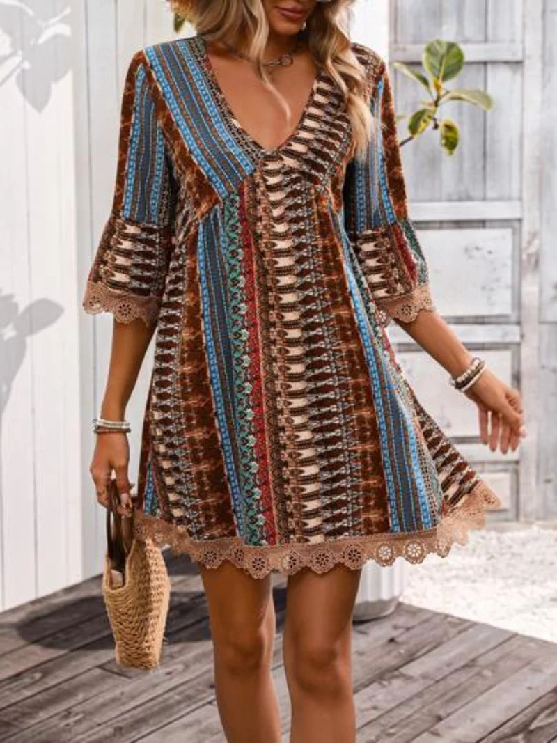 Robe imprimée à col en V et manches 3/4 avec bordure en dentelle