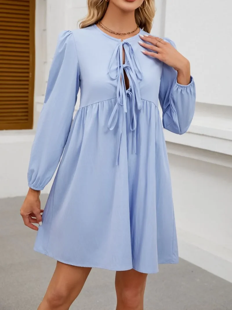 Mini-robe à manches longues nouée sur le devant