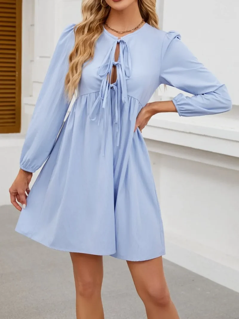 Mini-robe à manches longues nouée sur le devant