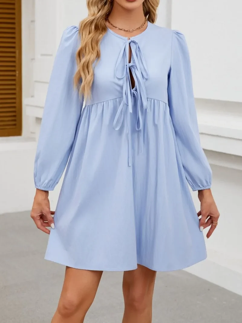 Mini-robe à manches longues nouée sur le devant