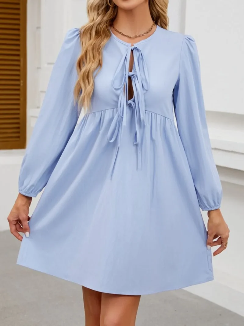 Mini-robe à manches longues nouée sur le devant