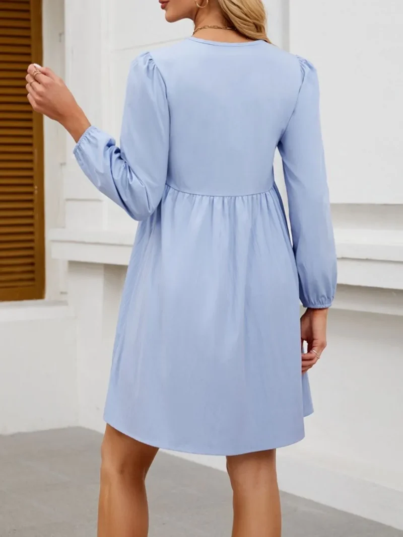 Mini-robe à manches longues nouée sur le devant