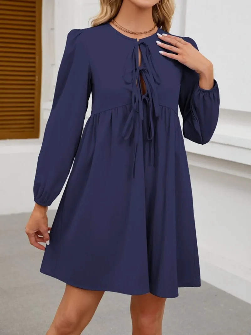 Mini-robe à manches longues nouée sur le devant