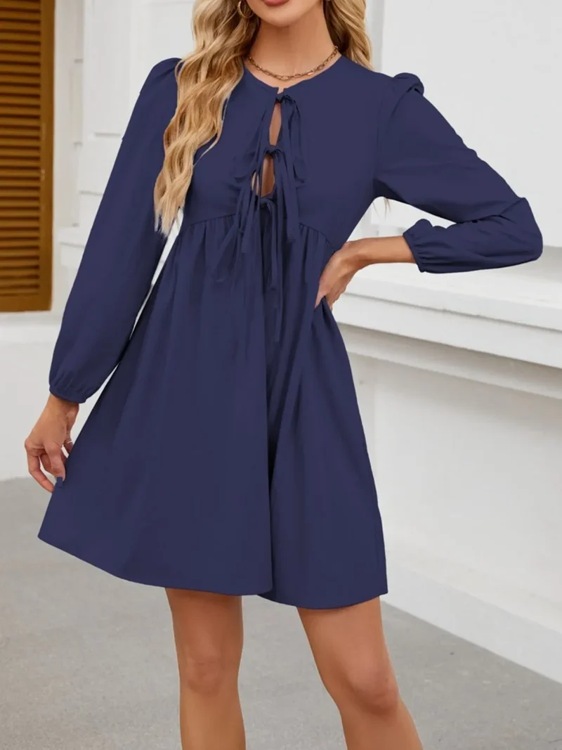 Mini-robe à manches longues nouée sur le devant