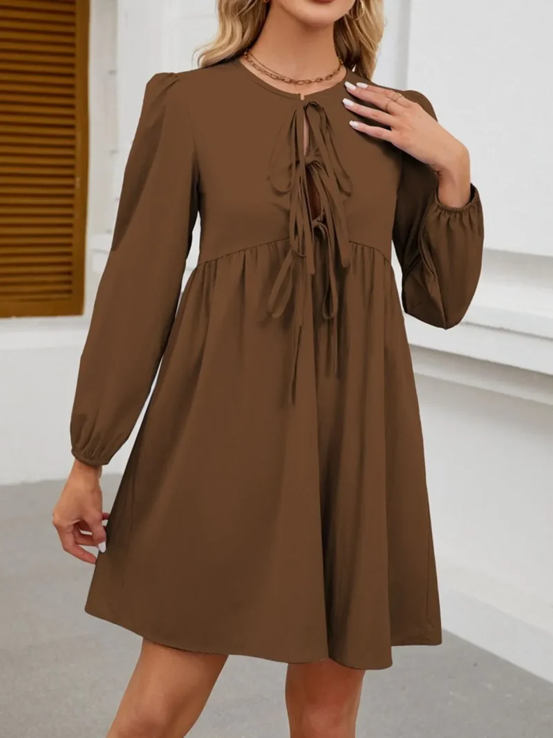Mini-robe à manches longues nouée sur le devant