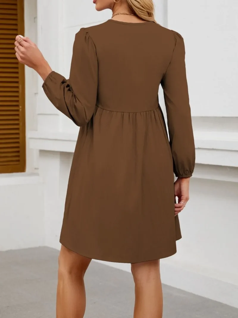 Mini-robe à manches longues nouée sur le devant