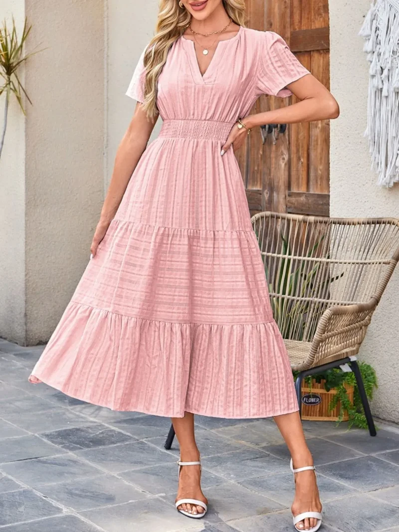 Robe à manches courtes crantée à plusieurs niveaux
