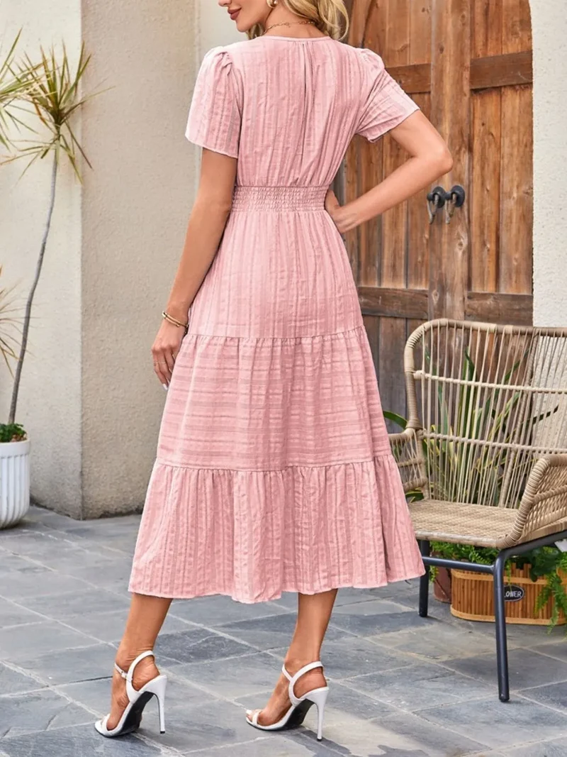 Robe à manches courtes crantée à plusieurs niveaux