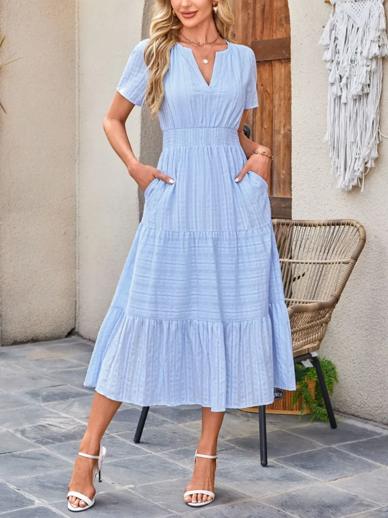 Robe à manches courtes crantée à plusieurs niveaux