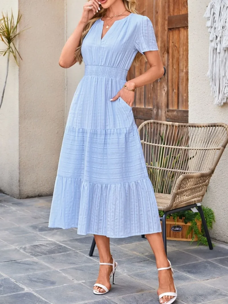 Robe à manches courtes crantée à plusieurs niveaux