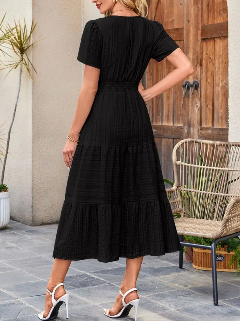 Robe à manches courtes crantée à plusieurs niveaux
