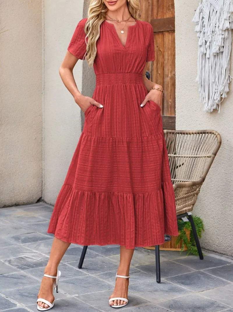 Robe à manches courtes crantée à plusieurs niveaux