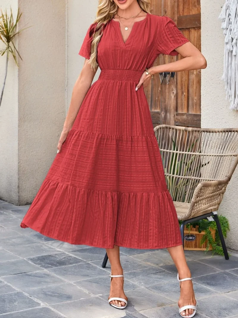 Robe à manches courtes crantée à plusieurs niveaux