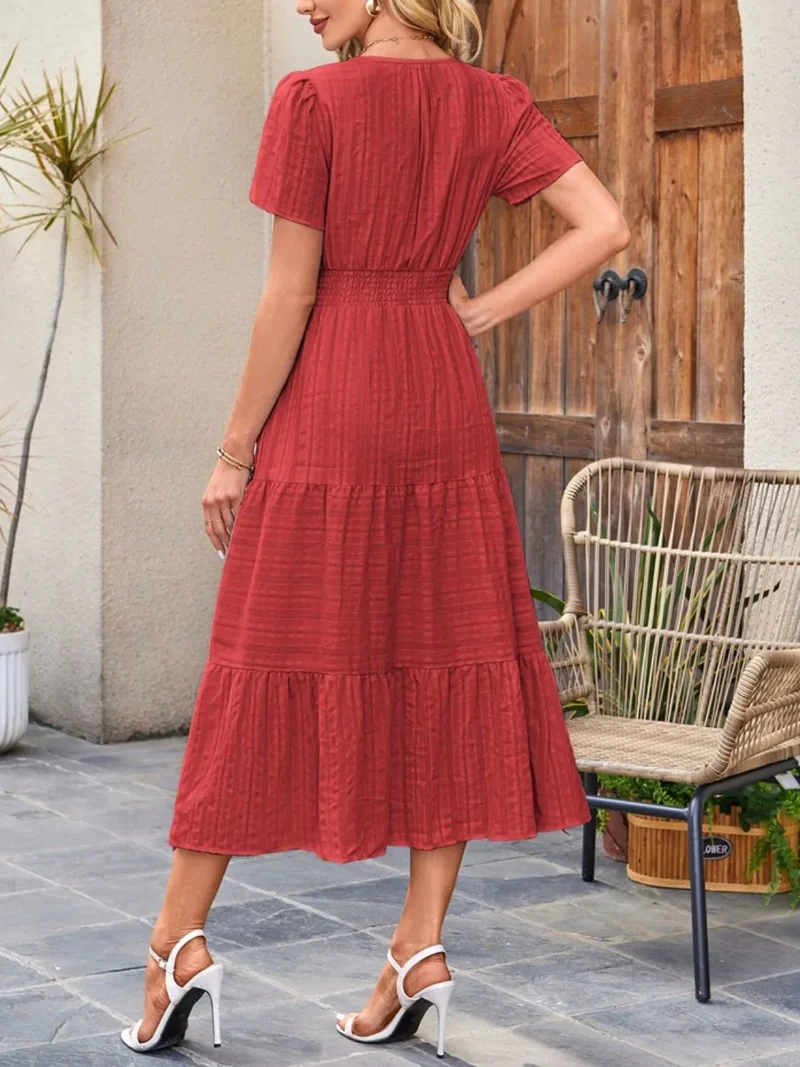 Robe à manches courtes crantée à plusieurs niveaux