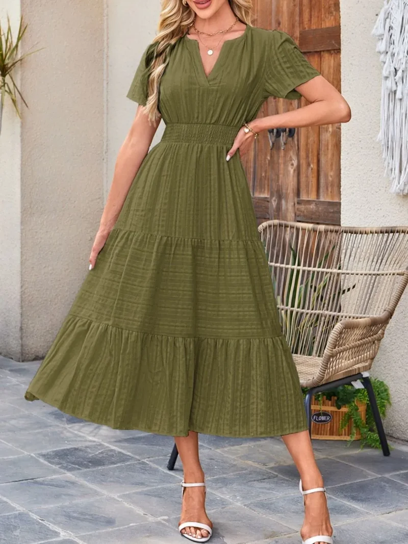 Robe à manches courtes crantée à plusieurs niveaux