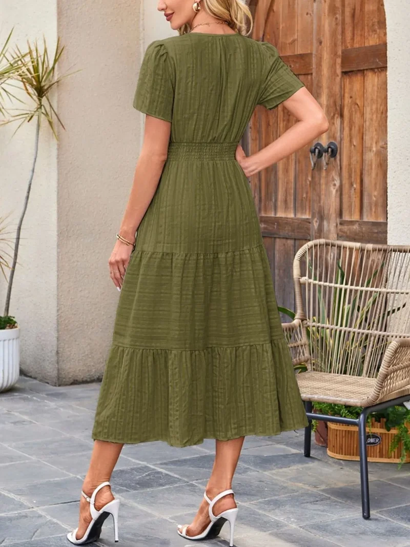 Robe à manches courtes crantée à plusieurs niveaux