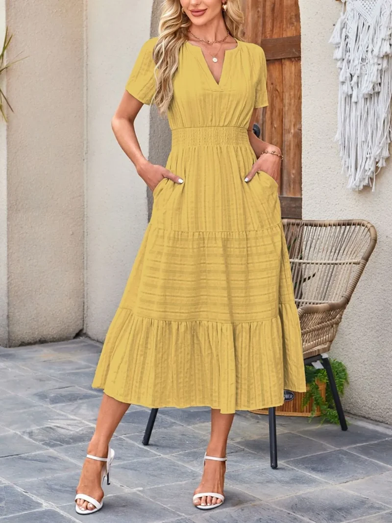 Robe à manches courtes crantée à plusieurs niveaux