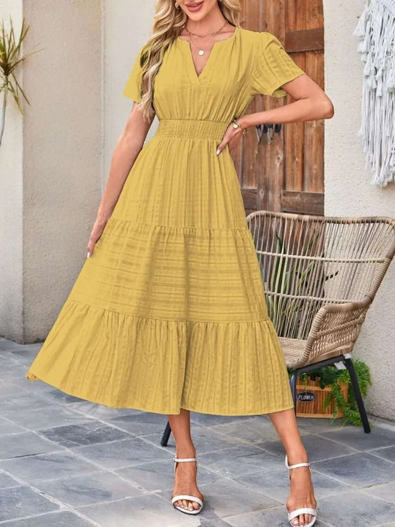 Robe à manches courtes crantée à plusieurs niveaux