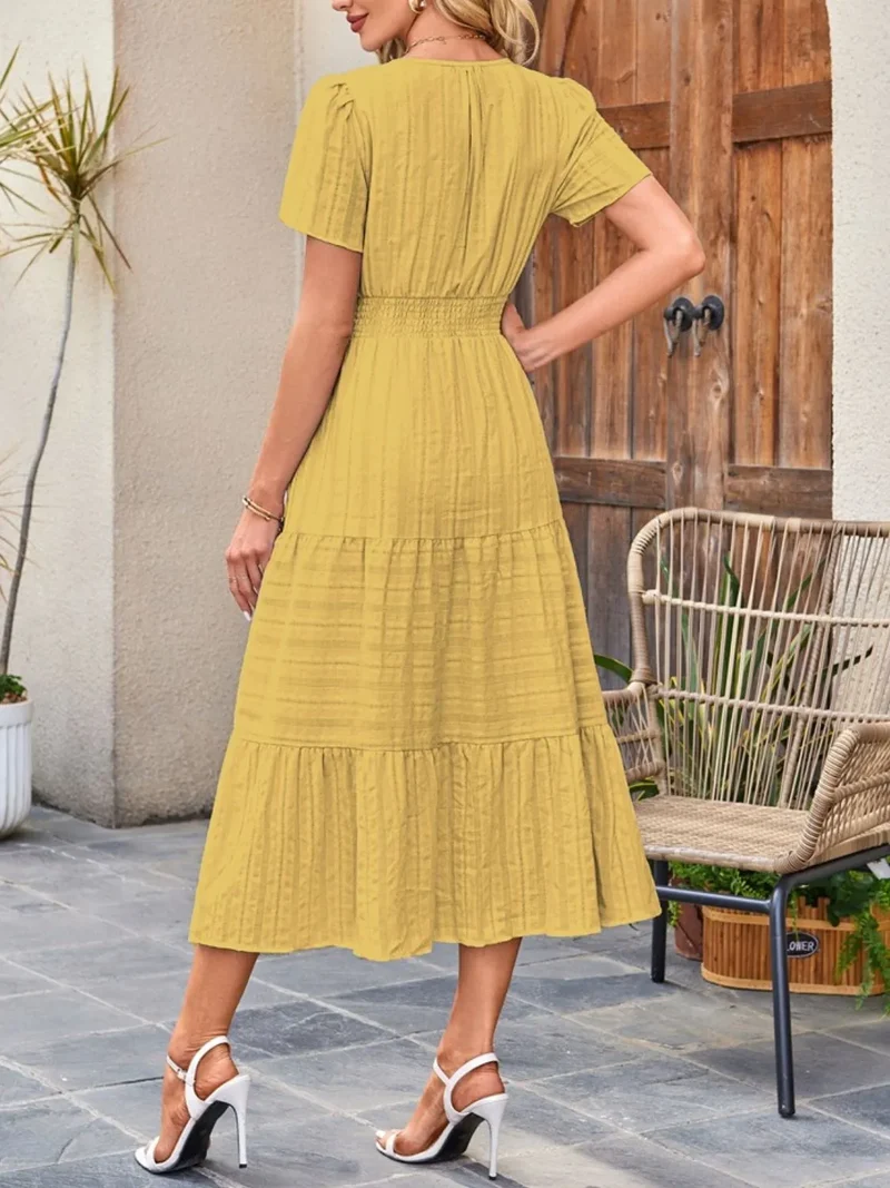 Robe à manches courtes crantée à plusieurs niveaux