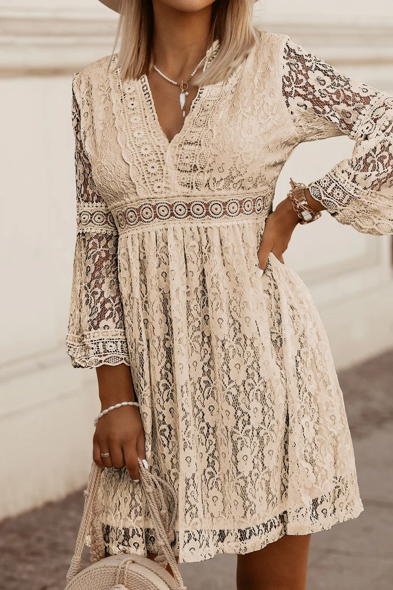 Robe en dentelle à col en V et manches trois-quarts