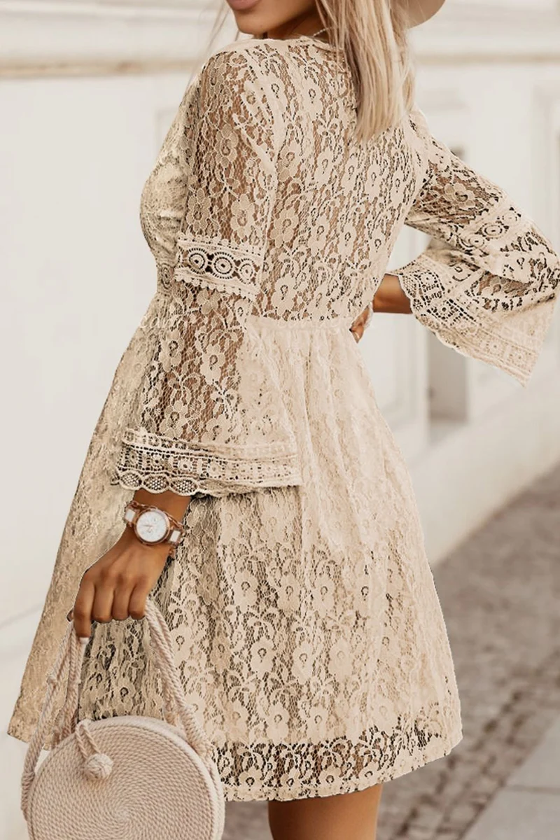 Robe en dentelle à col en V et manches trois-quarts