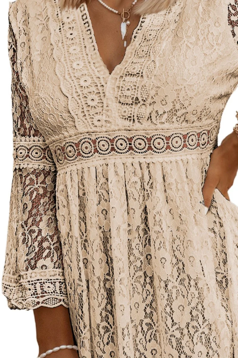 Robe en dentelle à col en V et manches trois-quarts