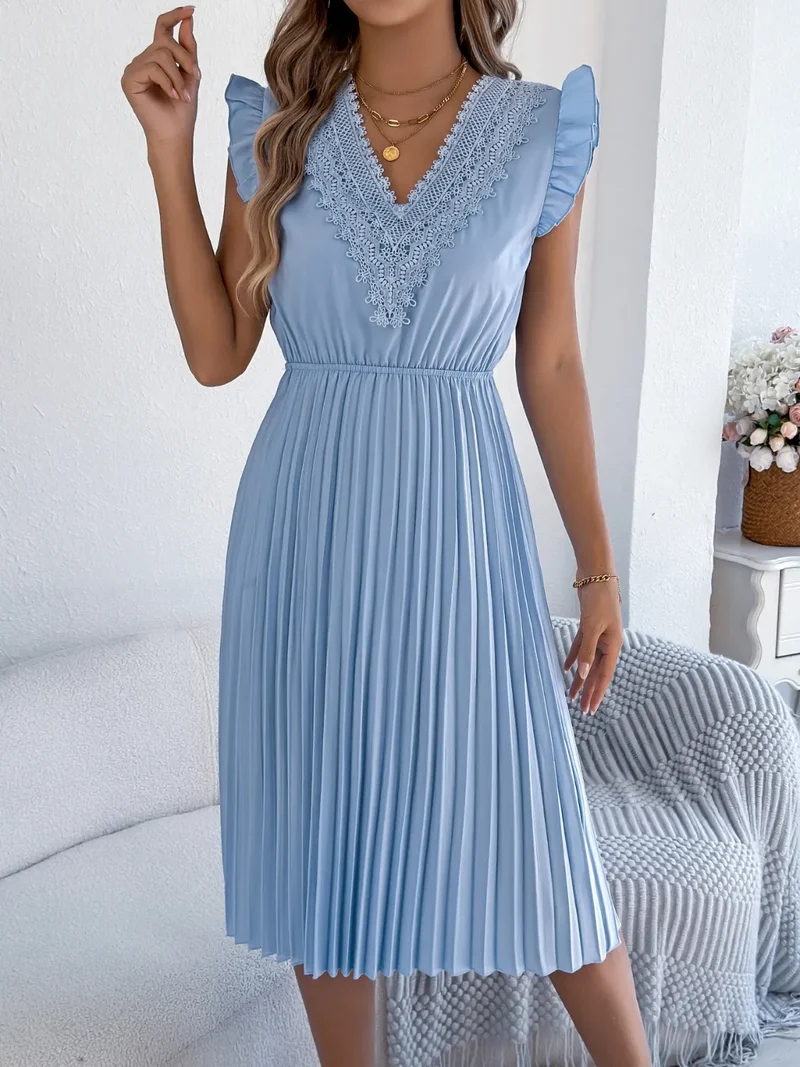 Robe plissée à manches courtes et volants avec détails en dentelle
