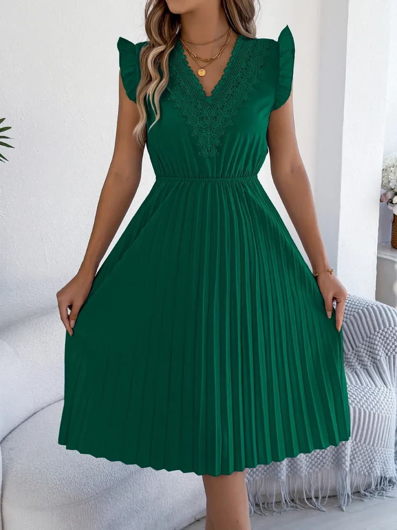 Robe plissée à manches courtes et volants avec détails en dentelle