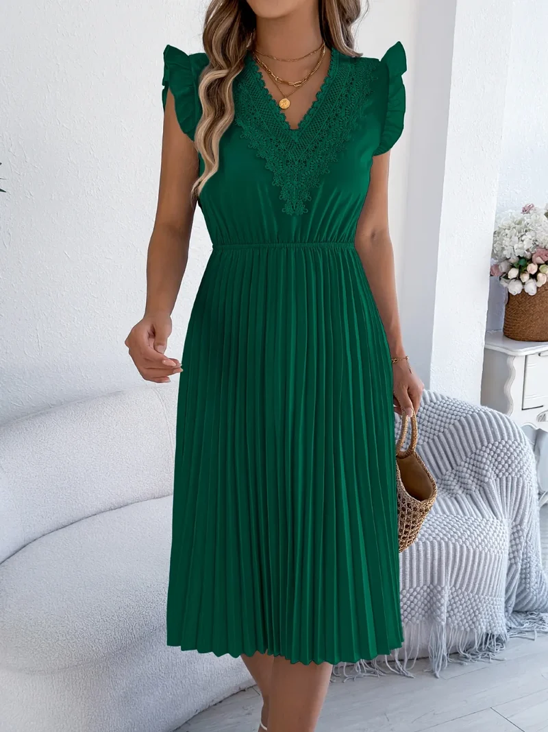Robe plissée à manches courtes et volants avec détails en dentelle