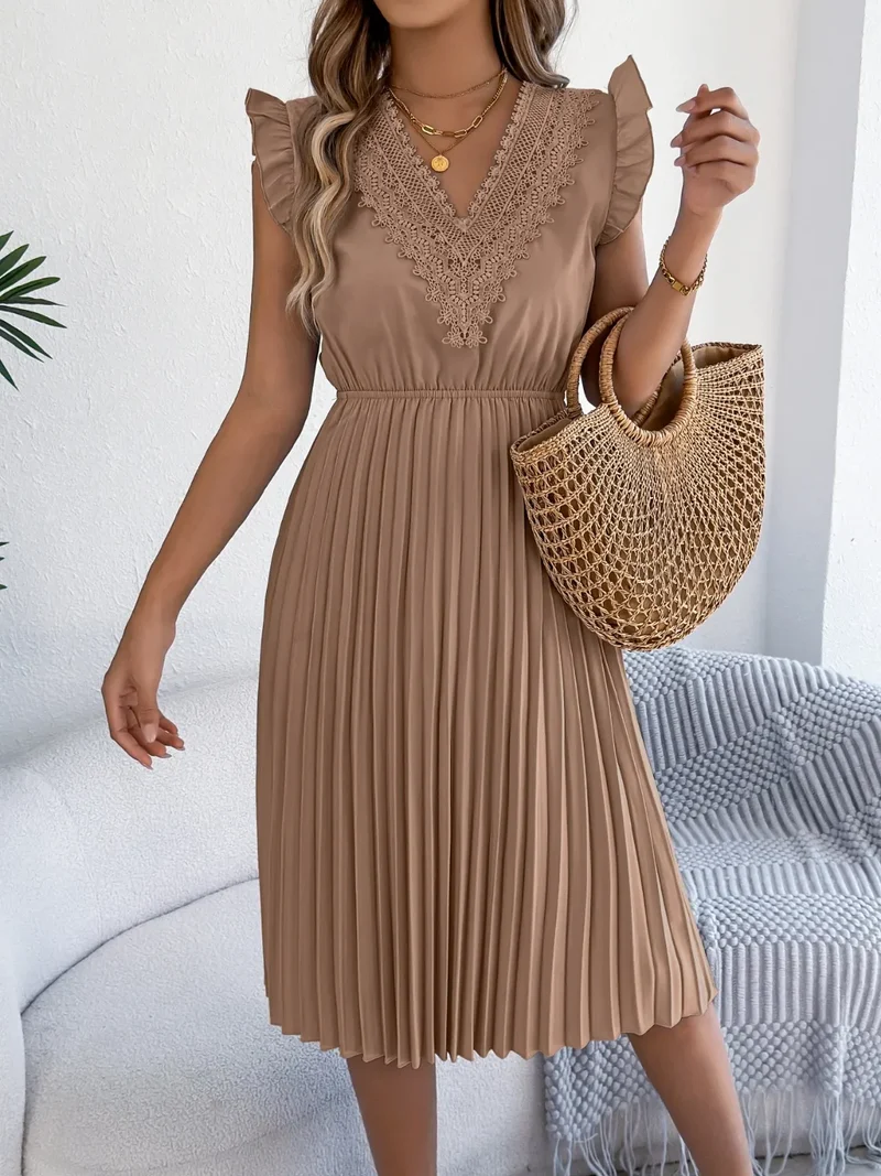 Robe plissée à manches courtes et volants avec détails en dentelle