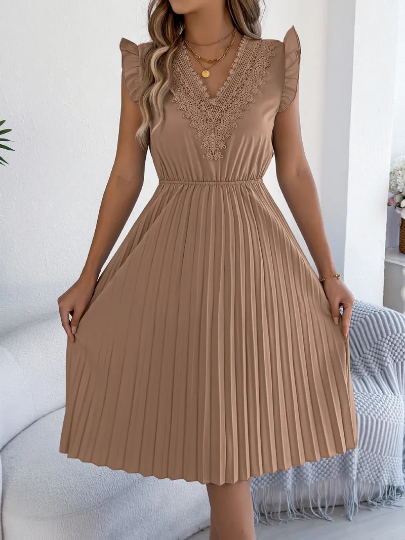 Robe plissée à manches courtes et volants avec détails en dentelle