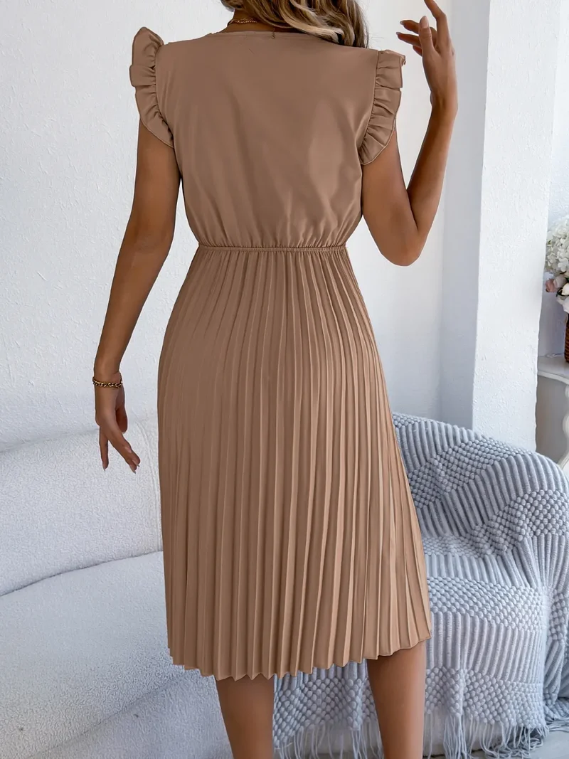 Robe plissée à manches courtes et volants avec détails en dentelle