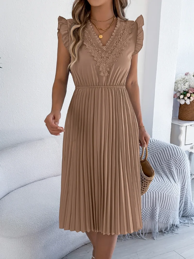Robe plissée à manches courtes et volants avec détails en dentelle
