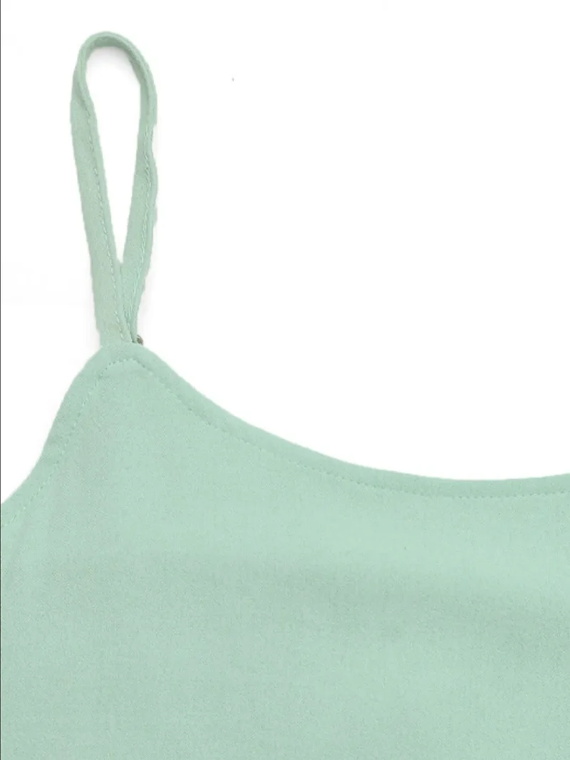 Robe camisole mi-longue fendue sur le côté et nouée
