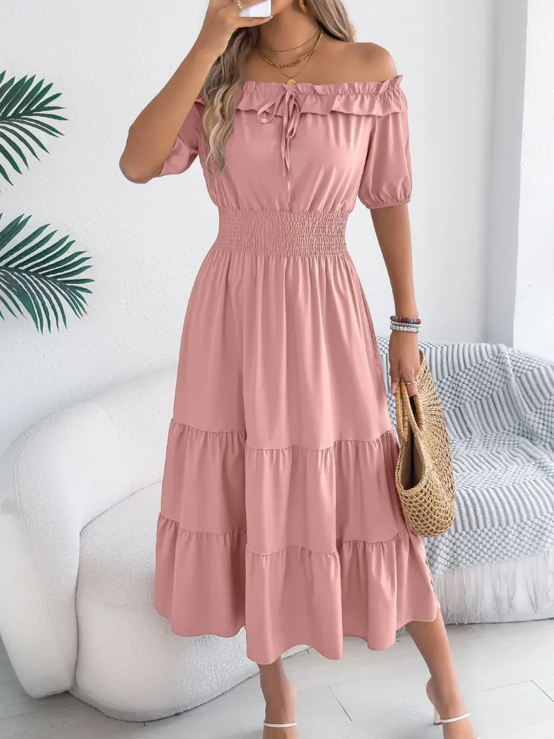 Robe à volants et épaules dénudées