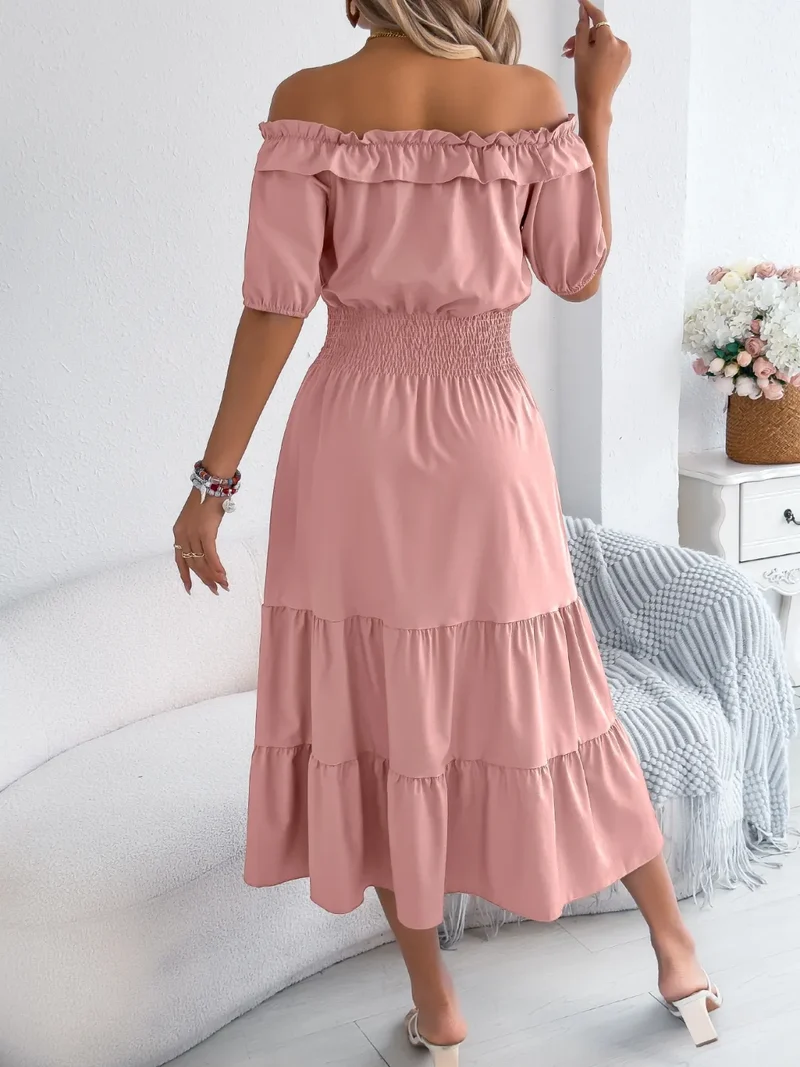 Robe à volants et épaules dénudées