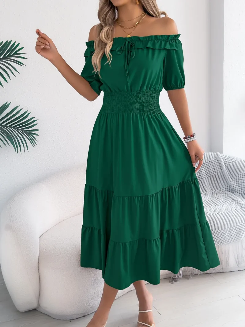 Robe à volants et épaules dénudées