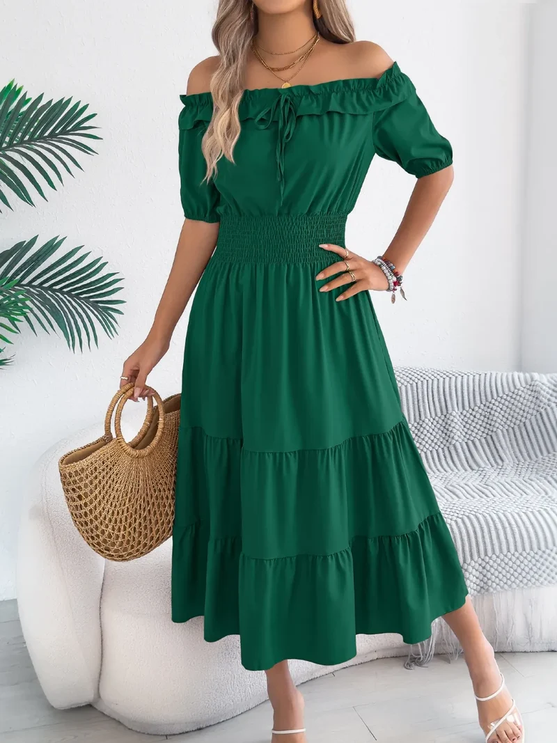 Robe à volants et épaules dénudées