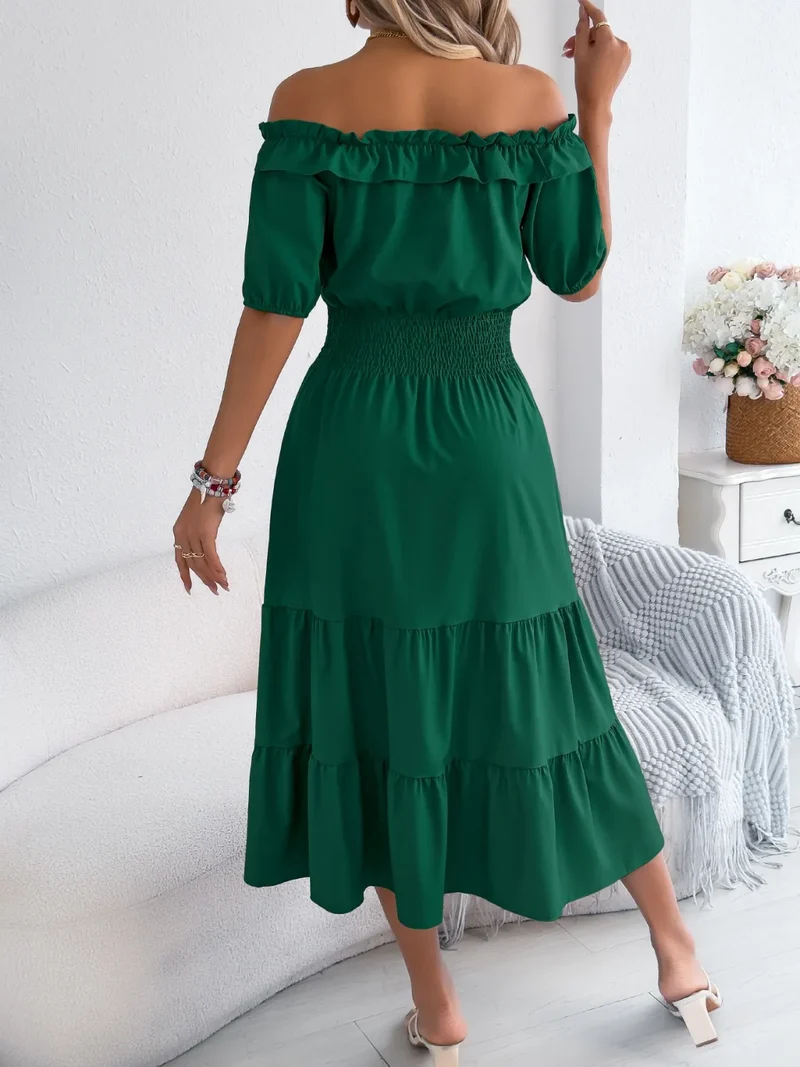 Robe à volants et épaules dénudées