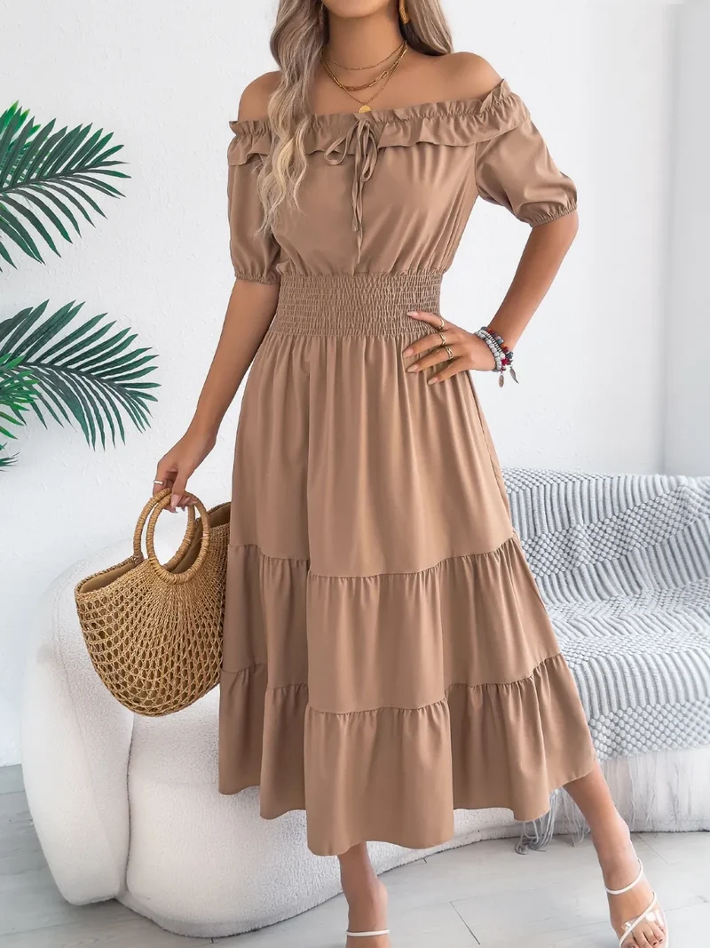 Robe à volants et épaules dénudées