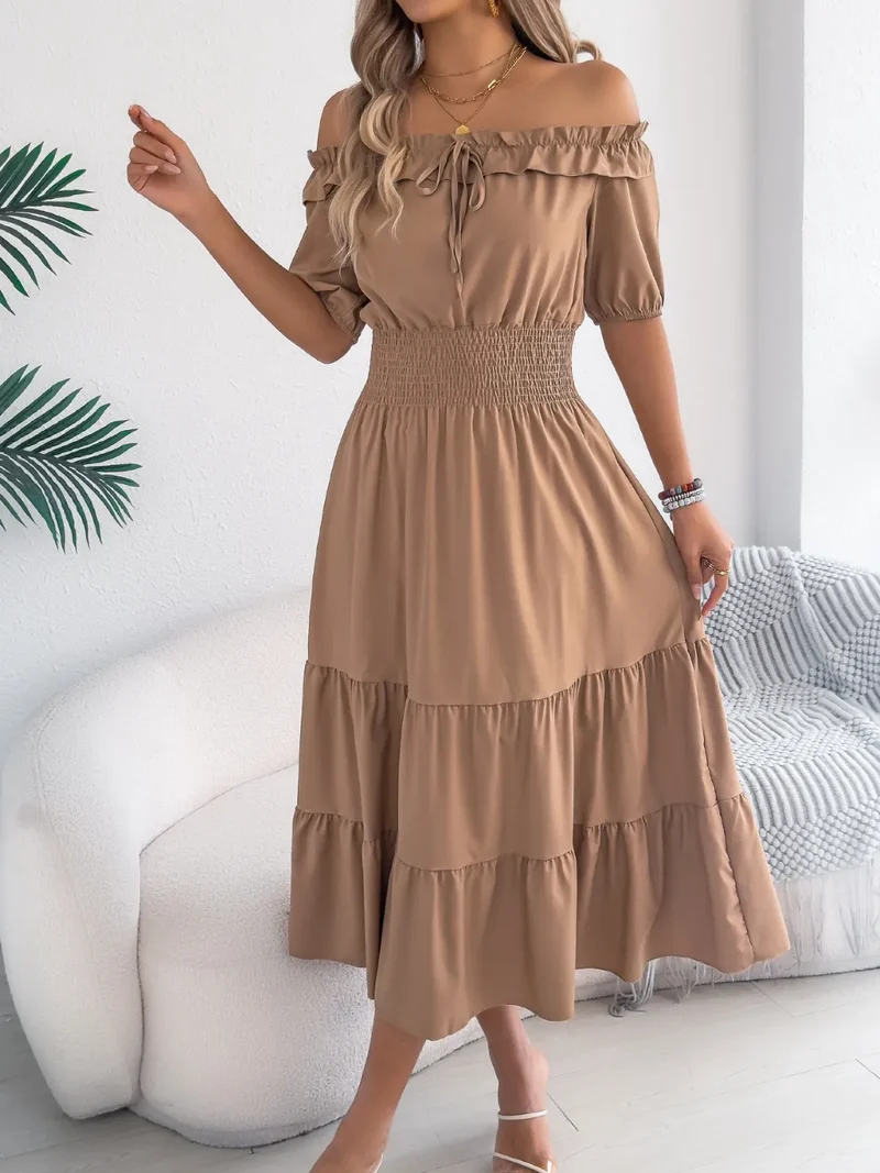 Robe à volants et épaules dénudées