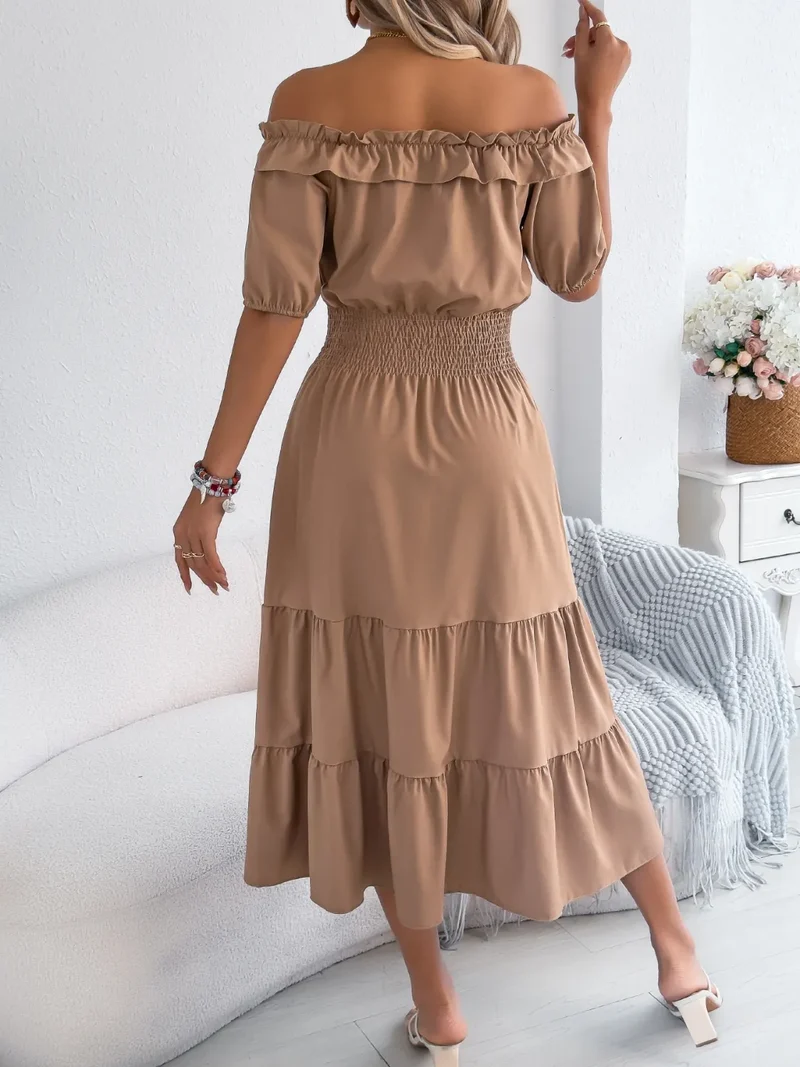 Robe à volants et épaules dénudées