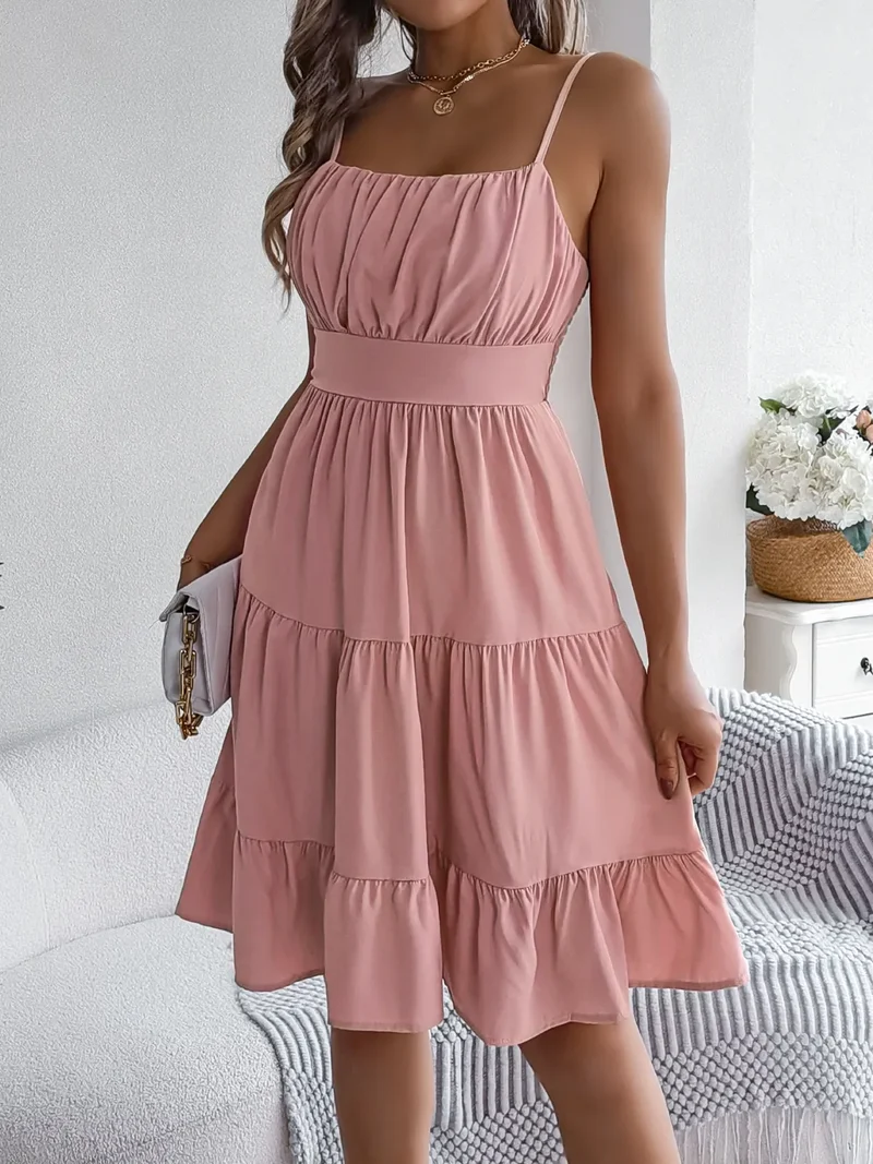 Robe camisole à volants et dos froncé