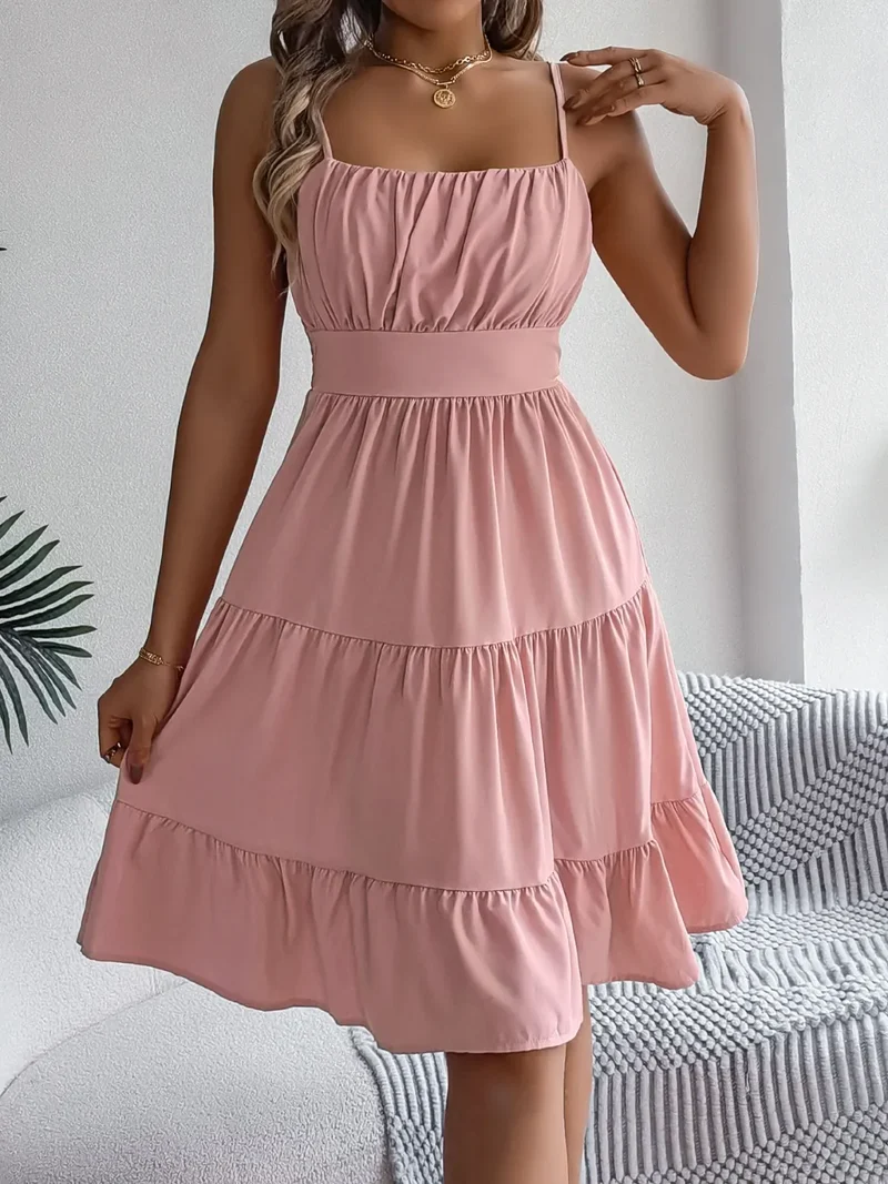 Robe camisole à volants et dos froncé