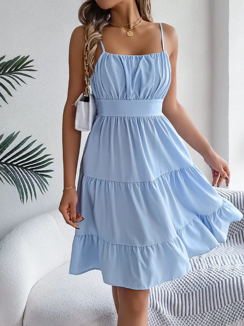 Robe camisole à volants et dos froncé