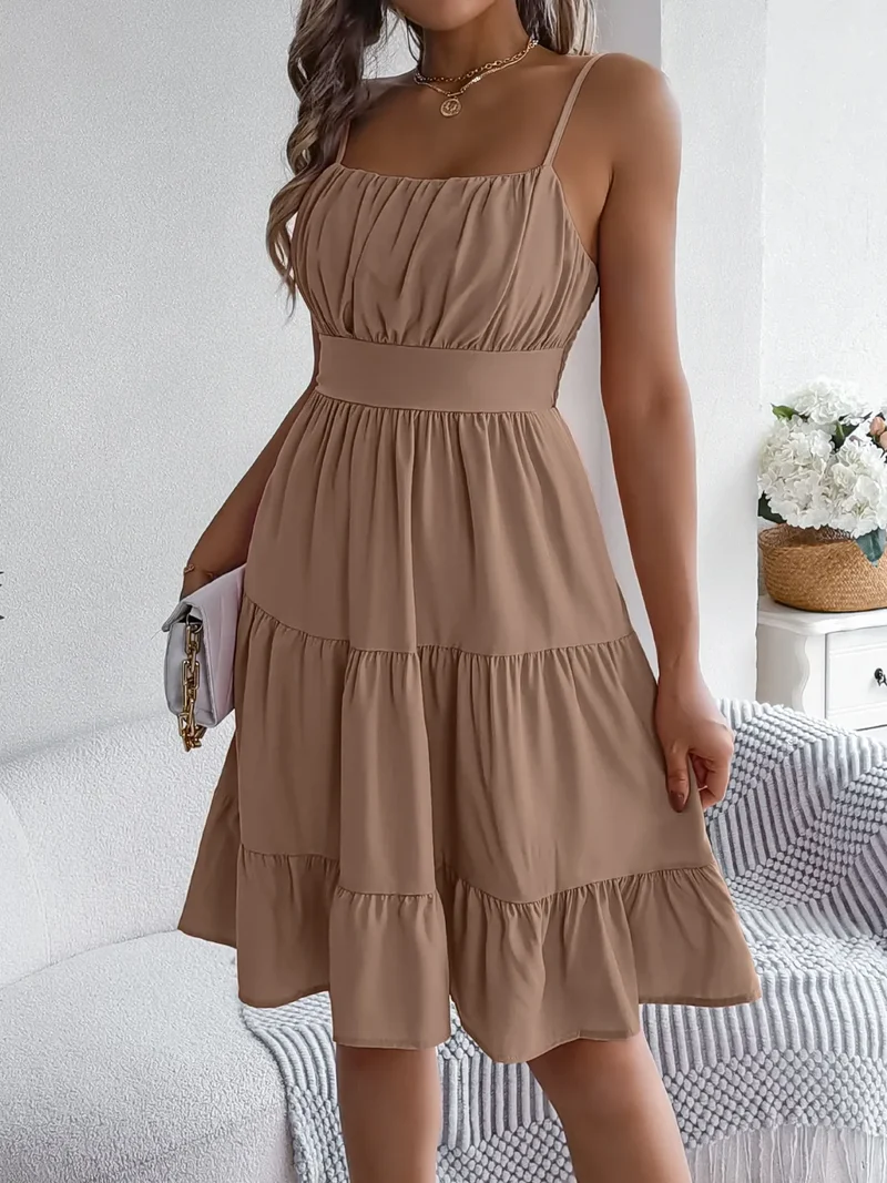Robe camisole à volants et dos froncé